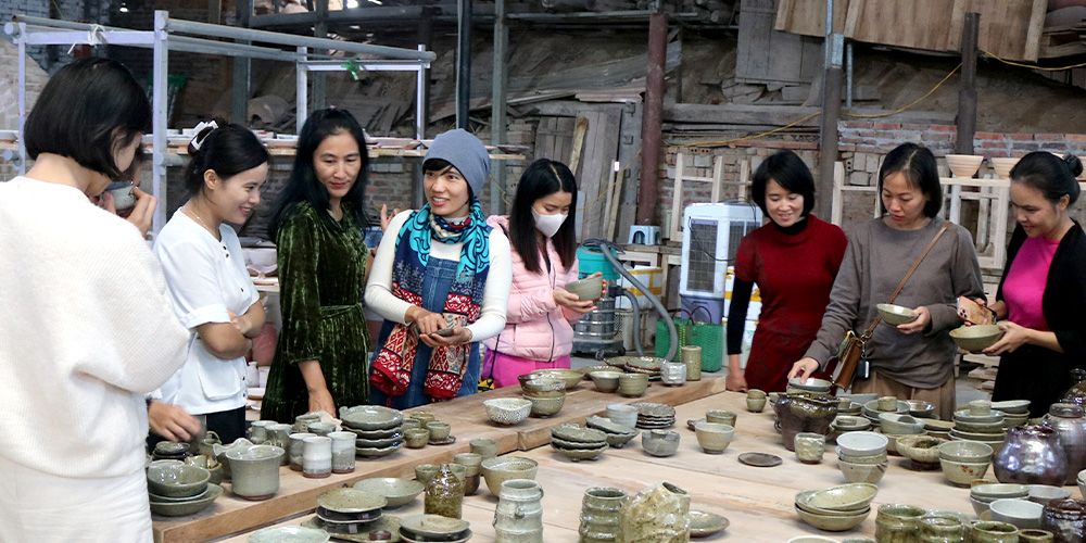 観光に訪れた人がフーラン小石原焼を購入しているところ