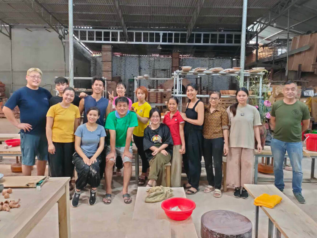 フーラン村プロジェクトの研修生たちと鬼丸雪山窯 鬼丸碧山