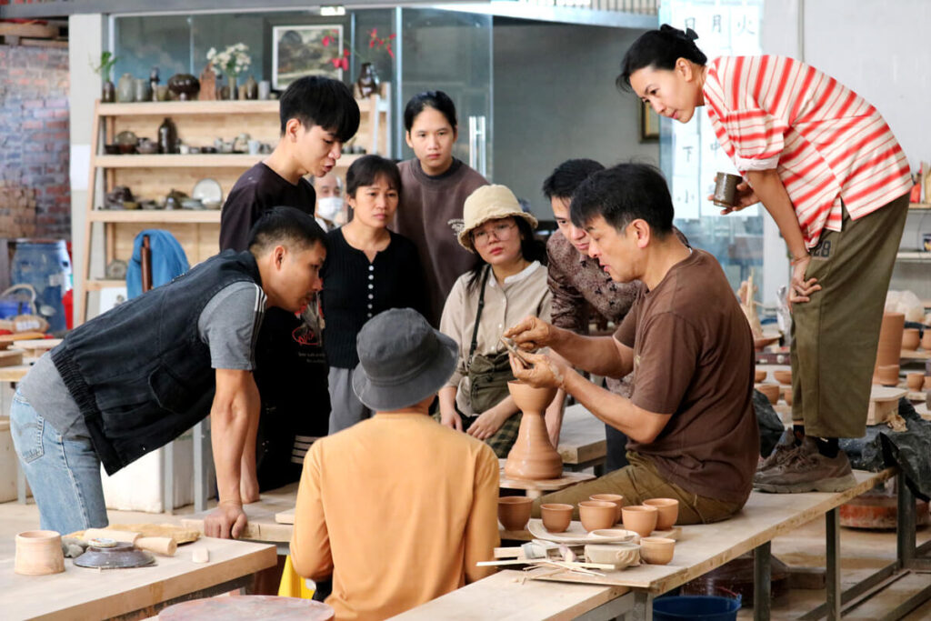 鬼丸雪山窯 鬼丸碧山の教えを熱心に聞く研修生