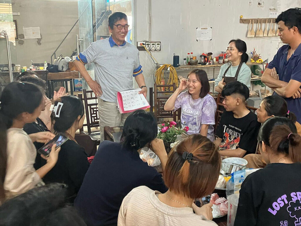 伊藤麻沙人先生が日本から来て、講座を開いてくれました。