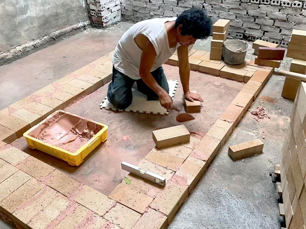 フーラン村で高温で焼ける窯作りに着手