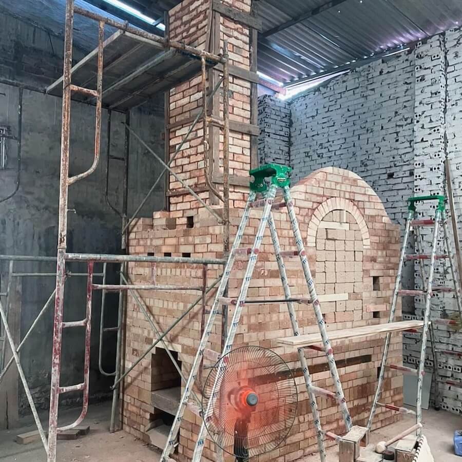 フーラン村で高温で焼ける窯作りに着手