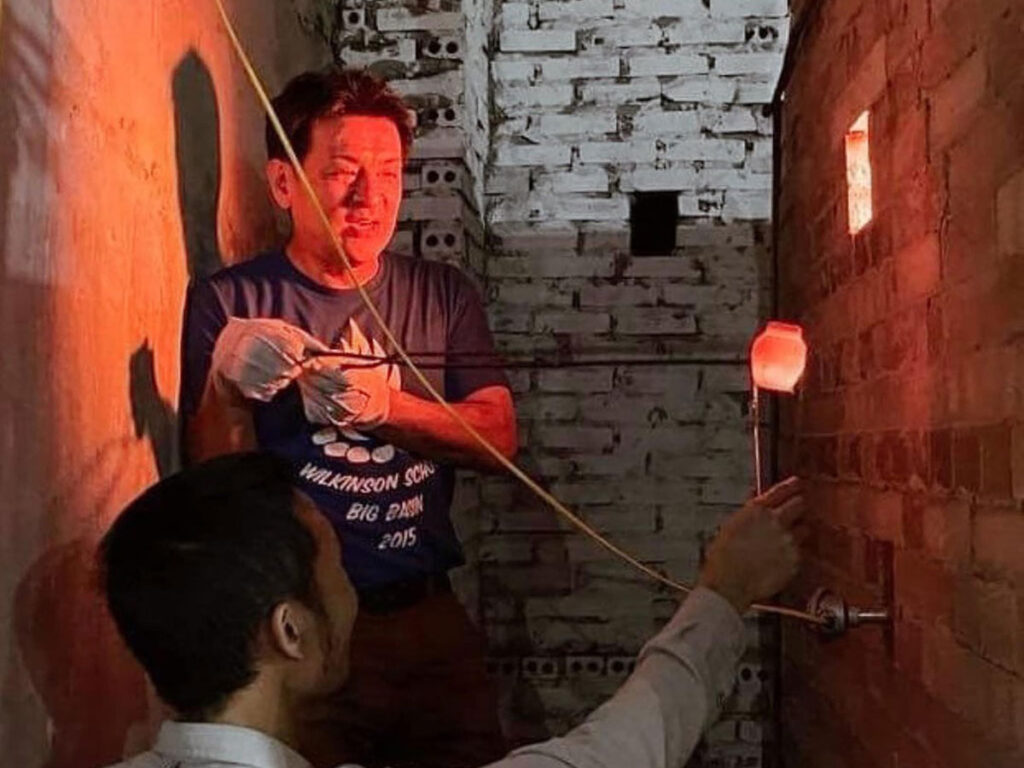 ベトナムで初めての窯焚き。作ったばかりの窯で焼きました