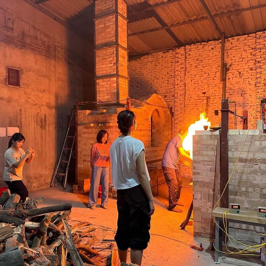 ベトナムで初めての窯焚き。作ったばかりの窯で焼きました