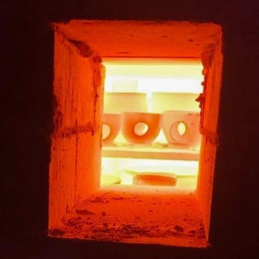 ベトナムで初めての窯焚き。作ったばかりの窯で焼きました