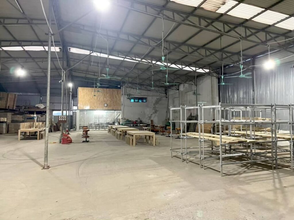 何もないところから工房に机と椅子を手作りで